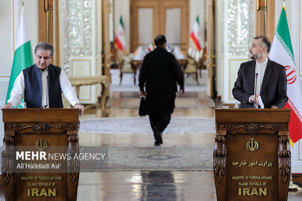 حسین امیر عبدالهیان وزیر امور خارجه ایران و شاه محمود قریشی وزیر امور خارجه پاکستان در نشست خبری حضور دارند