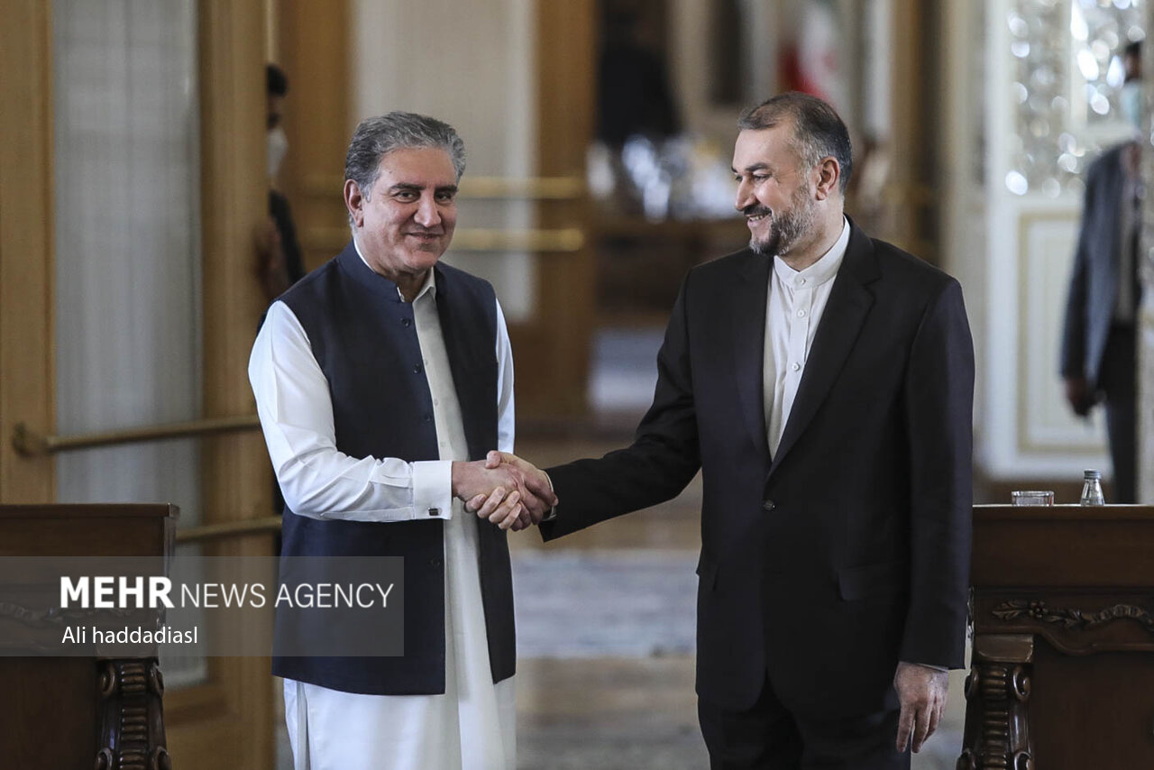 تہران میں ایران اور پاکستان کے وزراء خارجہ کی ملاقات