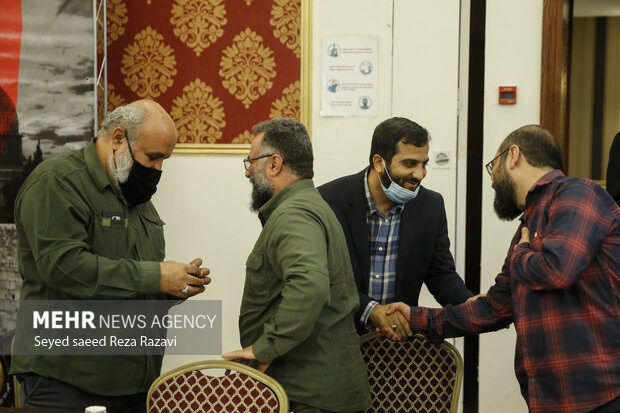 علیرضا کمیلی دبیر اتحادیه بین المللی امت واحده در حال گفتگو با رسول نجابتی گرافیست در مراسم کارگاه بین اللملی پوستر وحدت است