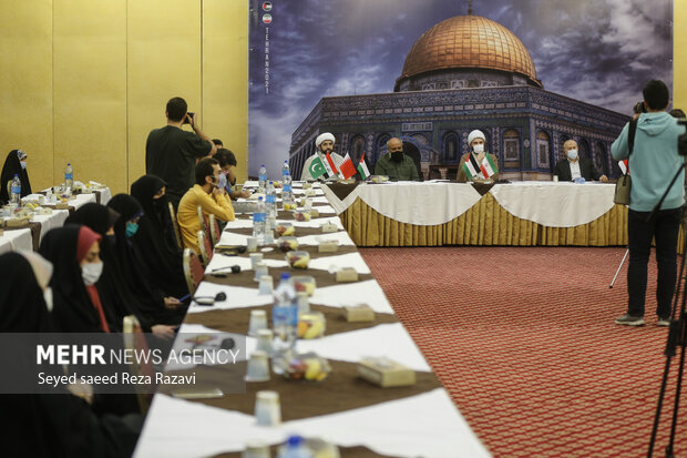 Intl. ‘Unity’ Poster Workshop held in Tehran
