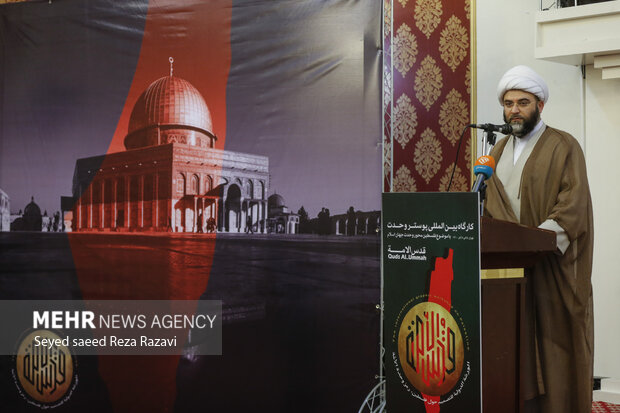 حجت الاسلام محمد قمی ریاست سازمان تبلیغات اسلامی در حال سخنرانی در مراسم کارگاه بین اللملی پوستر وحدت است