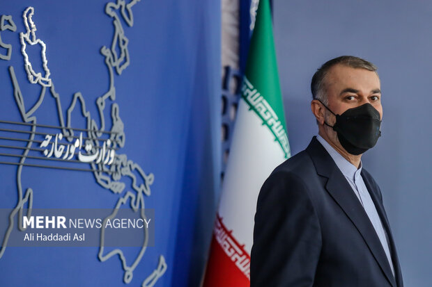حسین امیر عبداللهیان وزیر امور خارجه ایران در حال پاسخ به سوالات خبرنگاران در نشست خبری است