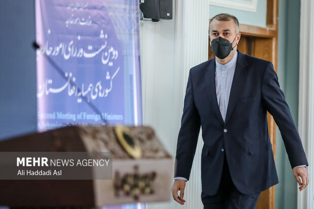 حسین امیر عبداللهیان وزیر امور خارجه ایران در حال رفتن به جایگاه برای پاسخ به سوالات خبرنگاران است