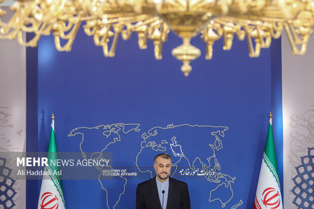 حسین امیر عبداللهیان وزیر امور خارجه ایران در حال پاسخ به سوالات خبرنگاران در نشست خبری است