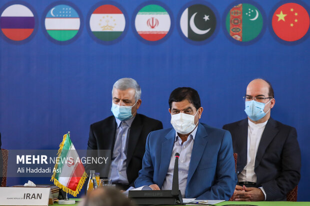 محمد مخبر معاون اول رئیس جمهور در حال سخنرانی در مراسم دومین نشست وزرای امور خارجه کشورهای همسایه افغانستان است