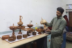 نقش هنر بر روی چوب‌های سخت/ «خراطی» آرامش‌بخش شد