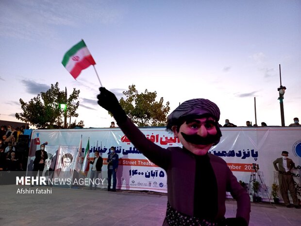 مراسم افتتاحیه پانزدهمین جشنواره بین‌المللی تئاتر خیابانی مریوان