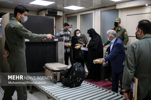  خانواده شهدای هوانیروز برای پرواز با هواپیمای «فوکر اف۲۷» نزاجا به مقصد مشهد مقدس در حال بازرسی هستند