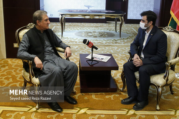  شاه محمود قریشی وزیر امور خارجه پاکستان در حال پاسخ دادن به سوالات سردبیر روزنامه تهران تایمز