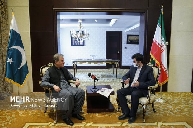 شاه محمود قریشی وزیر امور خارجه پاکستان در حال پاسخ دادن به سوالات سردبیر روزنامه تهران تایمز