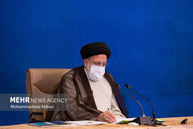 حجت الاسلام سید ابراهیم رئیسی رئیس جمهور 
 در حال یاداشت نقطه نظرات وزرا درجلسه شورای عالی اشتغال است