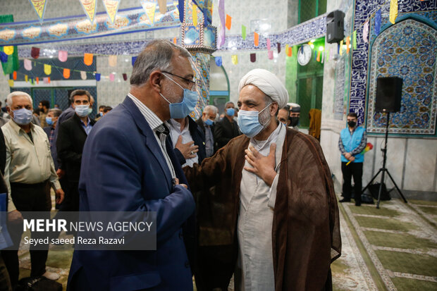 علیرضا زاکانی شهردار تهران در حال گفتگو با نمازگزاران مسجد جامع ارشاد شهر ری است