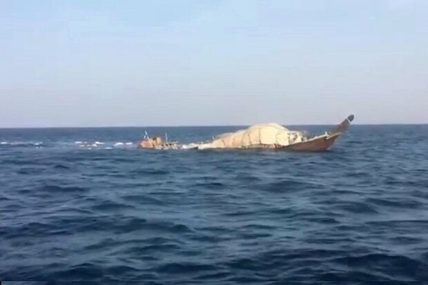 القوات البحرية الايرانية تنقذ سفينة عمانية كانت عالقة في المياة الدولية