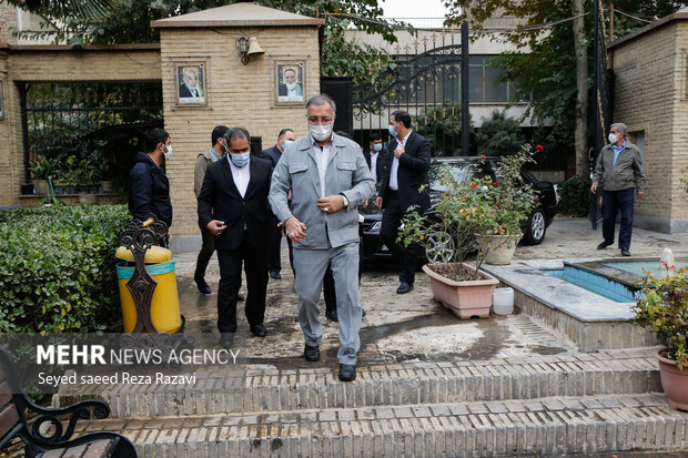 علیرضا زاکانی شهردار تهران در حال ورود به  ساختمان  مجموعه فرهنگی و اجتماعی خانه مداحان اهل بیت (ع) است