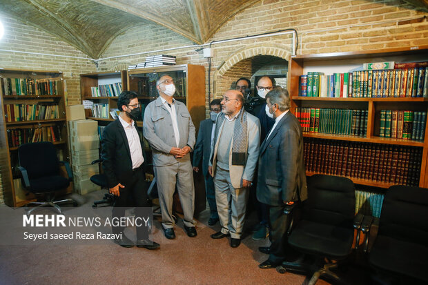 علیرضا زاکانی شهردار تهران در حال بازدید از مجموعه فرهنگی و اجتماعی خانه مداحان اهل بیت (ع) است