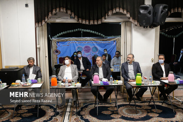 اعضای هیئت ریسه مجموعه فرهنگی و اجتماعی خانه مداحان اهل بیت (ع) در دیدار با شهردار تهران حضور دارند