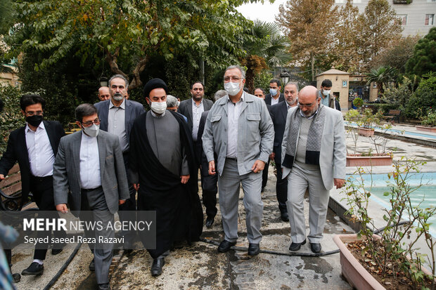  شهردار تهران بعد ازظهر امروز در خانه مداحان اهل بیت (ع) حضور پیدا کرد