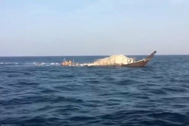 نجات لنج عمانی سرگردان درآب‌های بین‌المللی توسط نیروی دریایی ارتش