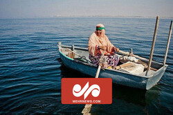 زنان ماهیگیر در جزیره هنگام مجوز می‌گیرند