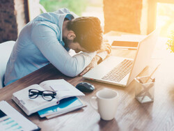 راه‌حل‌هایی برای مقابله با خواب‌آلودگی در محیط کار