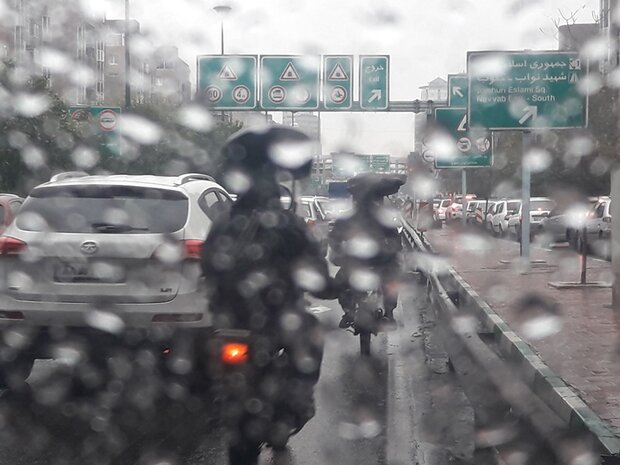 افزایش ۱۰ درصدی بار ترافیکی پایتخت پس از بارندگی صبح شنبه