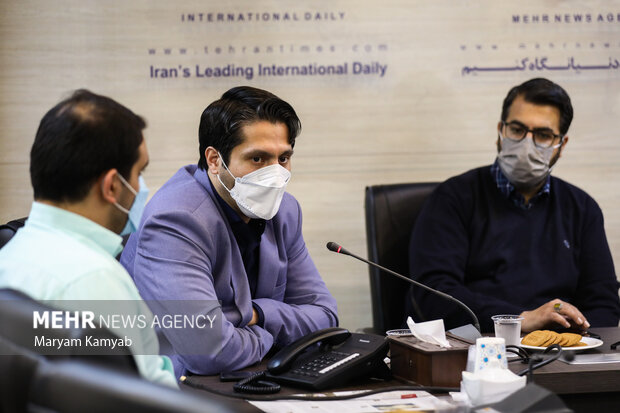 صادق باطنی دبیر المپیاد سواد رسانه ای در نشست هفته ملی کودک و نوجوان در خبرگزاری مهر در حال سخنرانی است