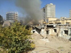 شعله‌های آتش به جان خانه تاریخی استاد مشکاتیان افتاد/ احتمال تخریب بقایای ساختمان