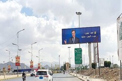 نصب تصاویر  جورج قرداحی  در خیابان‌ منتهی به فرودگاه صنعا
