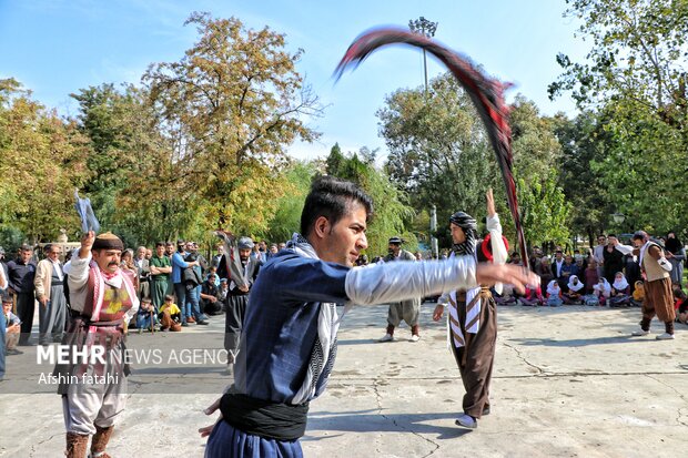 استقبال گسترده مردمی از اجراهای عمومی جشنواره تئاتر خیابانی مریوان