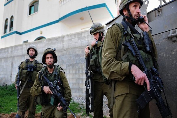 Zionist forces arrest six Palestinian citizens in West Bank