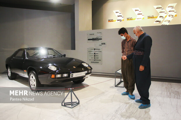 علاقمندان به صنعت خودرو در حال بازدید از موزه خودروهای قدیمی ایران هستند