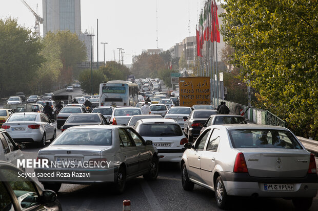 ترافیک در آزادراه قزوین - کرج نیمه‌سنگین است