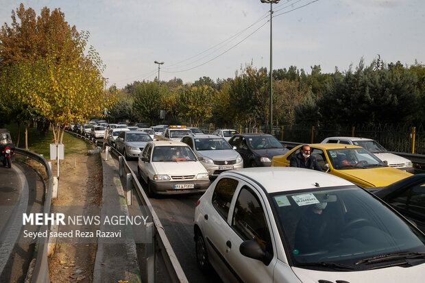 ترافیک در آزادراه قزوین - کرج نیمه‌سنگین است