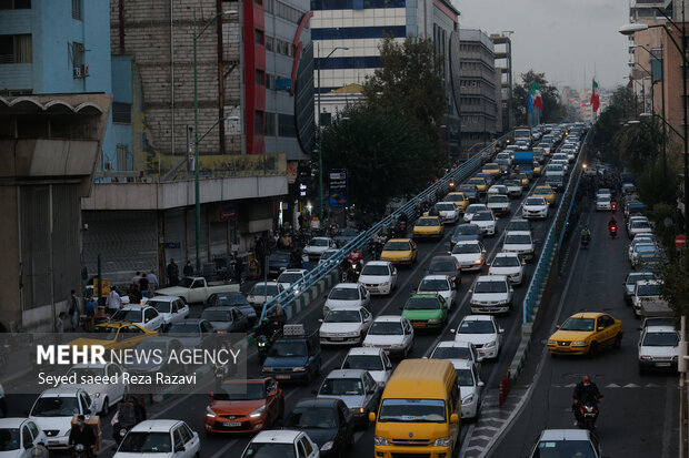 آخرین وضعیت ترافیکی معابر تهران/ ۷ بزرگراه پر ترافیک‌ترین هستند