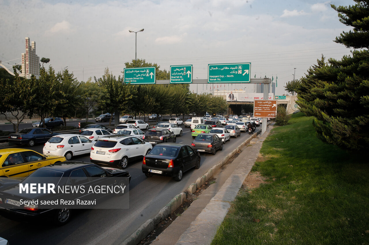 ترافیک سنگین صبحگاهی در معابر پایتخت/ حجم ترددها رو به افزایش است