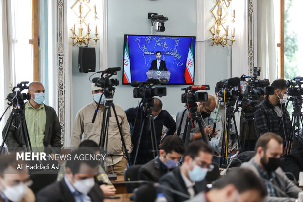 تصویر برداران در حال ثبت سخنرانی سعید خطیب زاده سخنگوی وزارت امور خارجه هستند