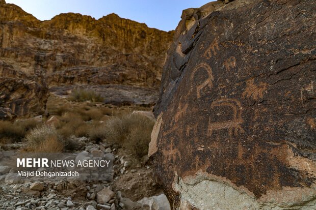 سنگ نگاره های باستانی کوه ارنان یزد در آستانه نابودی