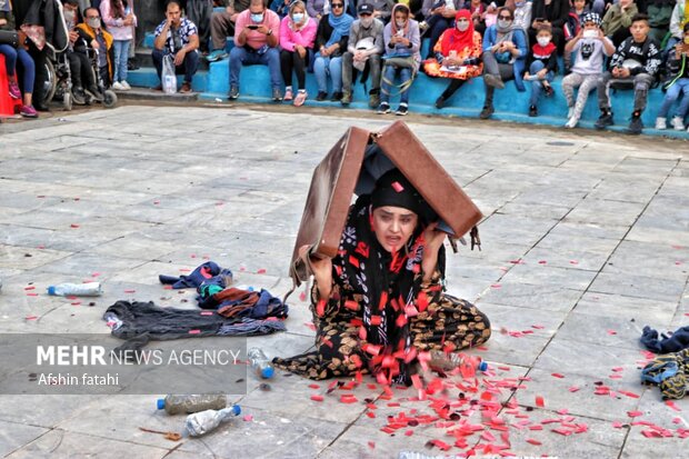 روز پایانی اجراهای عمومی پانزدهمین جشنواره تئاتر خیابانی مریوان