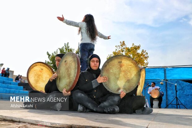 روز پایانی اجراهای عمومی پانزدهمین جشنواره تئاتر خیابانی مریوان