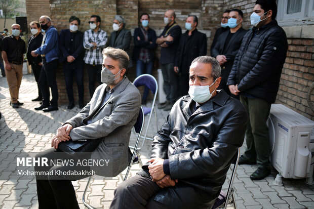 فاضل جمشیدی خواننده و حمیدرضا نوربخش مدیر عامل خانه موسیقی در مراسم تشییع پیکر مرحوم وحید حیاتی هنرمند و پژوهشگر موسیقی ایرانی حضور دارند