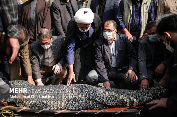 دوستان و همکاران و خانواده در حال قرائت فاتحه بر پیکر مرحوم وحید حیاتی هنرمند و پژوهشگر موسیقی ایرانی هستند