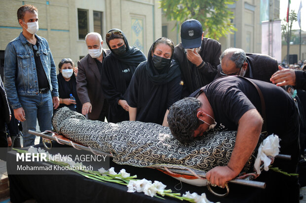 خانواده و وابستگان مرحوم وحید حیاتی هنرمند و پژوهشگر موسیقی ایرانی در حال سوگواری در آیین تشییع پیکر مرحوم وحید حیاتی هنرمند و پژوهشگر موسیقی ایرانی در حوزه هنری هستند