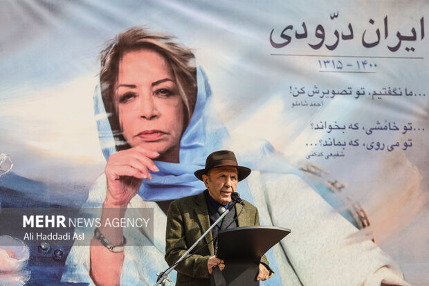جواد مجابی نویسنده و شاعر در حال سخنرانی در مراسم تشییع پیکر مرحومه ایران درودی هنرمند نقاش است