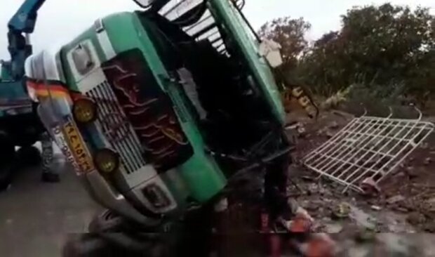 واژگونی مینی بوس در محور اسلام آبادغرب - حمیل