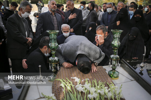  خانواده شهید محمدشاهی در مراسم تشخیص هویت شهید جمال محمدشاهی در باغ موزه دفاع مقدس در حال ادای احترام به مزار شهید است