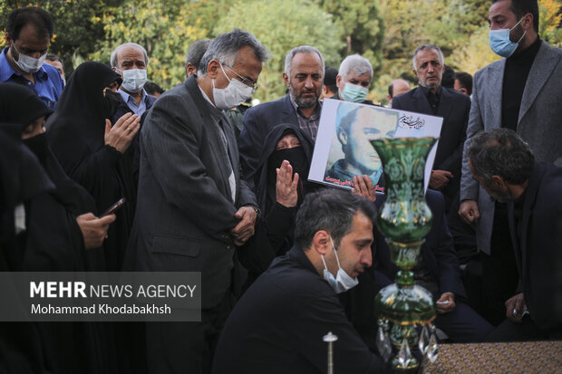 خواهر شهید محمدشاهی در مراسم تشخیص هویت شهید جمال محمدشاهی درحال سوگواری است