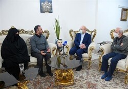 قالیباف با خانواده شهید جمال محمد شاهی دیدار کرد