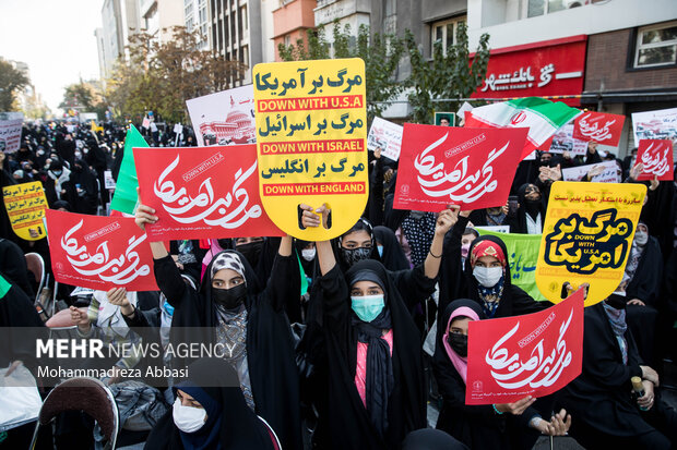 دانش آموزان حاضر در مراسم یوم الله ۱۳ آبان در تهران در حال سر دادن شعار مرگ بر آمریکا هستند 