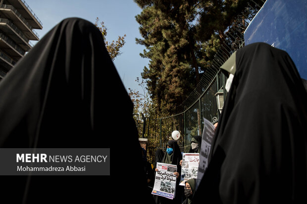 دانش آموزان  حاضر در مراسم یوم الله ۱۳ آبان در تهران در مقابل لانه جاسوسی آمریکا با در دست داشتن نماد هایی ا ز سقوط سفارت آمریکا در ایران در مقابل لانه جاسوسی آمریکا در تهران عکس یادگاری می گیرند