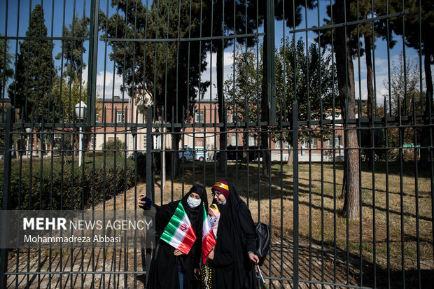 دو دانش آموز حاضر در مراسم یوم الله ۱۳ آبان در تهران در مقابل لانه جاسوسی آمریکا عکس یادگاری می گیرند